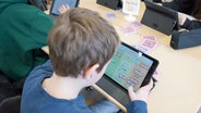 Schüler arbeiten in Hamburg an einem Tablet während der Lernzeit "Fit" (Fächer individuell trainieren) in der Klasse 7d in der Lessing-Stadtteilschule in Wilstorf. © picture alliance / dpa Foto: Marcus Brandt