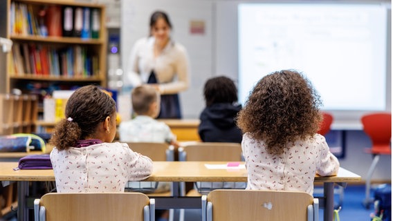 Schüler einer zweiten Klasse sitzen in einer Schulstunde während eines Schulbesuchs der Kultusministerin Stolz und des Ministerpräsidenten Söder zum Schuljahresbeginn an ihrer Grundschule in München (Bayern) auf ihren Plätzen. © picture alliance / dpa | Matthias Balk Foto: Matthias Balk