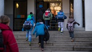 Schüler gehen in die Grund- und Stadtteilschule Eppendorf in Hamburg. © dpa Foto: Maja Hitij