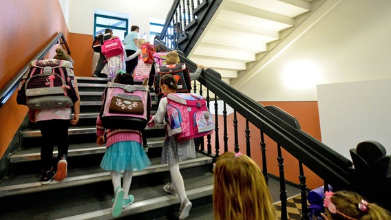 Schulkinder mit Ranzen gehen eine Treppe hinauf. © picture alliance / dpa Foto: Peter Steffen