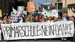 Gegner der Hamburger Schulreform ziehen mit Protestplakaten durch die Innenstadt. Gegner der Hamburger Schulreform ziehen mit Protestplakaten durch die Innenstadt. © dpa-bildfunk Foto: Bodo Marks