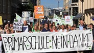 Gegner der Hamburger Schulreform ziehen mit Protestplakaten durch die Innenstadt. © dpa-bildfunk Foto: Bodo Marks