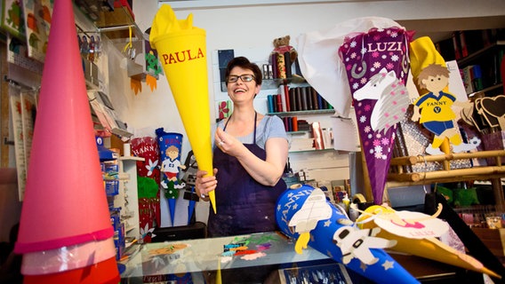 Alexandra Schnitzmeier bastelt Schultüten nach den Wünschen ihrer Kunden in ihrem Schreibwarenladen in Hamburg. © dpa-Bildfunk Foto: Christian Charisius