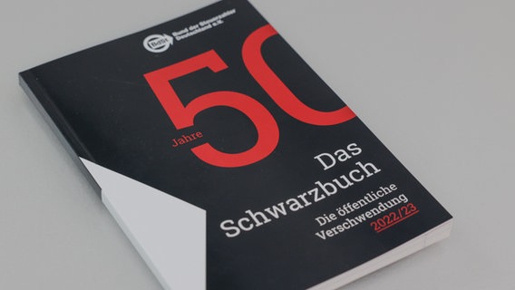 Blick auf das 50. Schwarzbuch vom Bund der Steuerzahler Deutschland. © dpa 