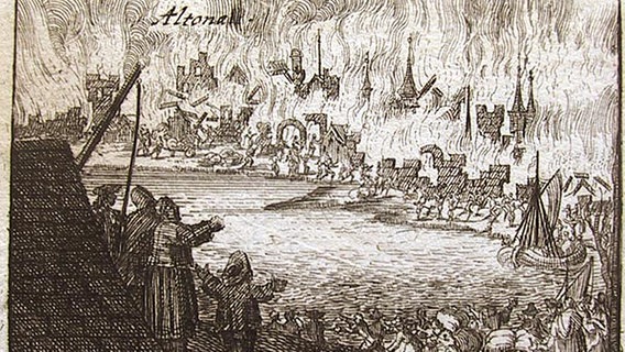 Menschen betrachten eine brennende Stadt - Kupferstich von 1719 zeigt den "Schwedenbrand" in Altona im Jahr 1713. © von unknown, 18th century (Imhof: Historischer Bildersaal. 1719) [Public domain], via Wikimedia Commons 