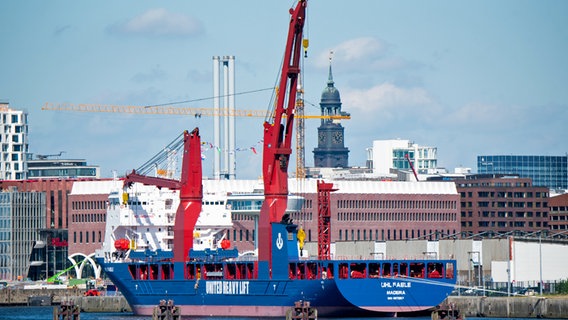 Blick auf das Schwergutschiff "UHL Fable" der Hamburger Schwergutreederei United Heavy Lift. © picture alliance / dpa Foto: Daniel Bockwoldt