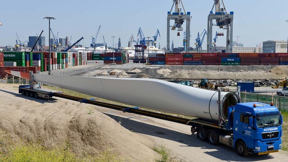 Ein Schwerlasttransport hat im Hamburger Hafen Teile einer Windkraftanlage geladen. © IMAGO Foto: Joerg Boethling