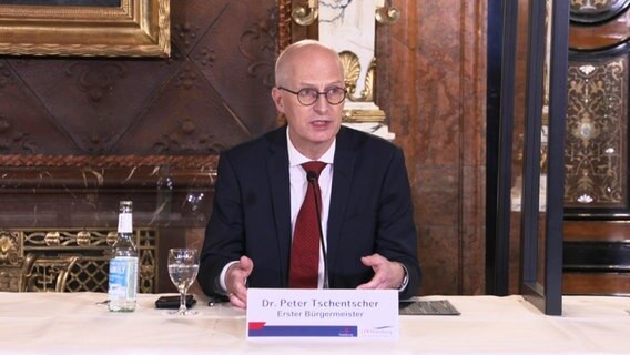 Peter Tschentscher (SPD), Hamburgs Erster Bürgermeister, spricht auf einer Pressekonferenz über Corona-Maßnahmen.  