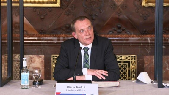 Landeswahlleiter Oliver Rudolf auf der Sonder-Landespressekonferenz nach der Bundestagswahl am 27.09.2021.  