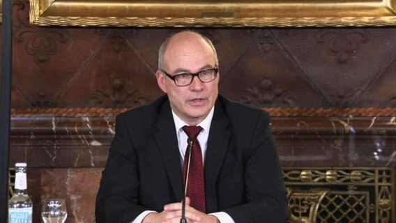 Ties Rabe (SPD), Hamburgs Schulsenator, während einer Landespressekonferenz. © Screenshot 