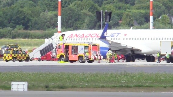 Eine Maschine der Fluggesellschaft Anadolujet, die zu Turkish Airlines gehört, nach einer Sicherheitslandung auf dem Hamburger Flughafen. © TNN 