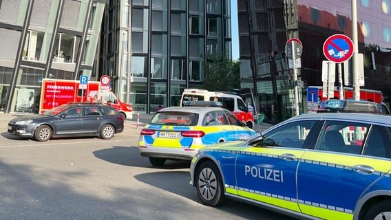 Einsatzfahrzeuge der Polizei stehen vor einem Hotel in Hamburg. © NonstopNews 