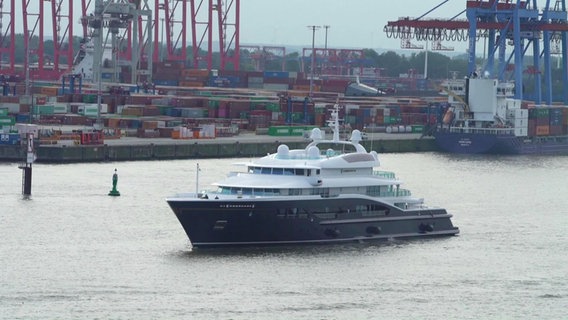 Die Luxusjacht "Carinthia VII" läuft im Hamburger Hafen ein. © TNN 