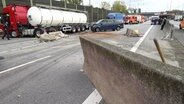 Fahrzeuge nach einem schweren Unfall auf der A1 in Höhe Hamburg-Moorfleet. © Screenshot 