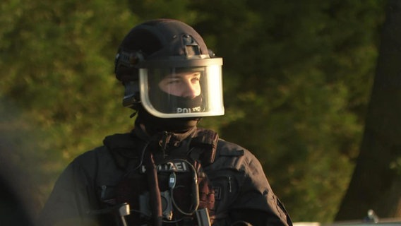 Un policía fuertemente armado.  © TVNewsKontor Foto: Captura de pantalla