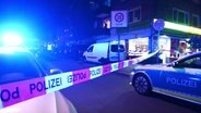 Die Polizei ist beim Einsatz nachdem ein Mann nach Schüssen im Phönix-Viertel verletzt wurde. © Screenshot TV Newskontor 
