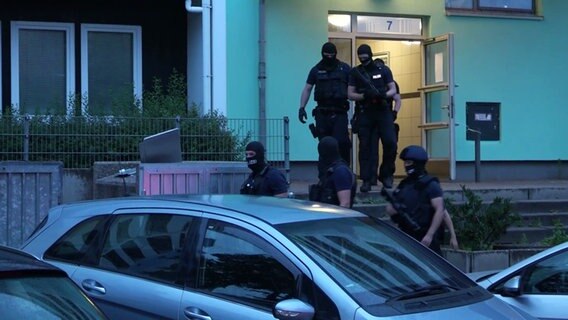 Polizisten bei einer Razzia in Hausbruch. © Screenshot TVNK 