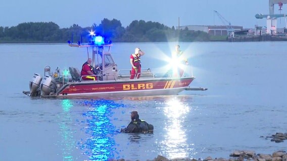 Einsatzkräfte der Feuerwehr suchen in der Hamburger Elbe einen Jugendlichen. © TVNewsKontor 