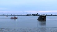 Einsatzkräfte der Feuerwehr suchen in der Hamburger Elbe einen Jugendlichen. © TVNewsKontor 