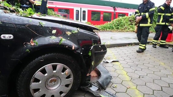 Nach einem Unfall ist die Front eines PKW beschädigt. © Screenshot 