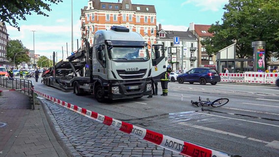 Nach einem Unfall mit einem LKW liegt ein Fahrrad auf der Straße. © NonStopNews 
