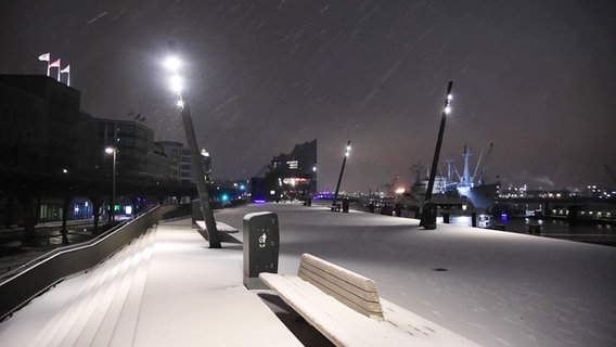 Schnee bedeckt die Promenade am Hamburger Hafen. © News5 