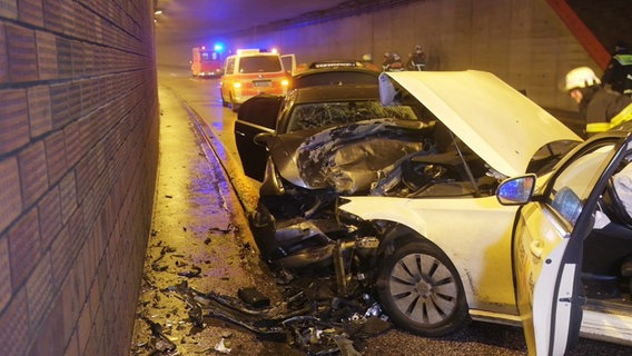 Ein Geisterfahrer hat einen Unfall in einem Tunnel beim Flughafen verursacht. © DSLR News 