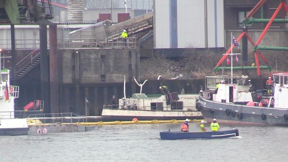 Das gesunkene Binnensschiff "Alster" wird im Hamburger Hafen geborgen. © TVNewsKontor 