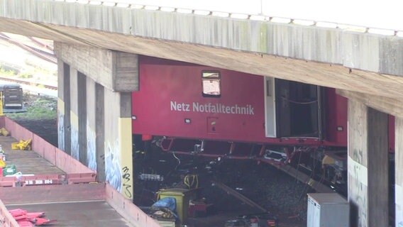 Ein Bauzug ist in Schräglage geraten, weil er mit seinen Aufbauten an die Decke der Ernst-Merck-Brücke stieß. © Screenshot 