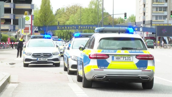 Mehrere Polizeiautos stehen in der Nähe eines Tatorts in Jenfeld. © TVNewsKontor 