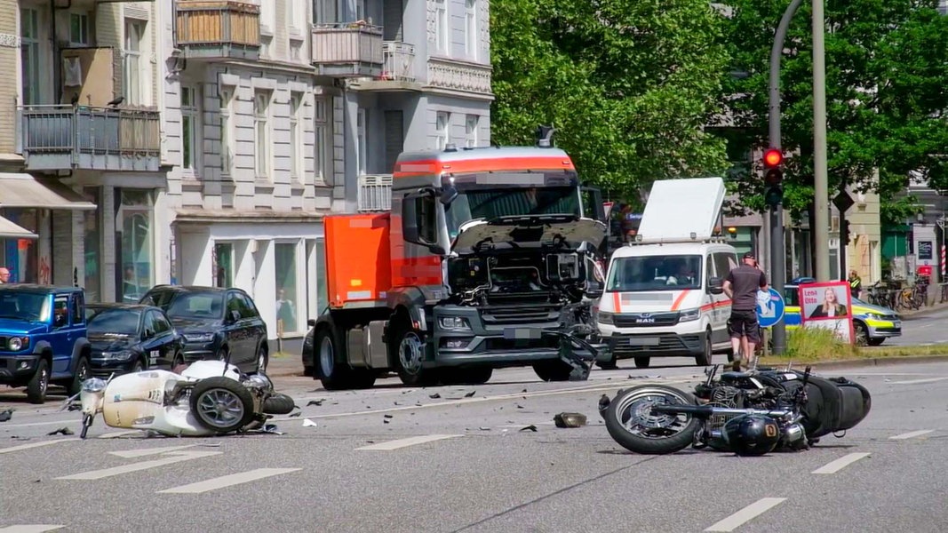 Nach einem Unfall liegt ein Motorrad auf der Straße.