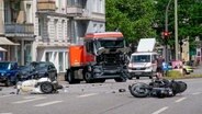 Nach einem Unfall liegt ein Motorrad auf der Straße. © TVNewsKontor 