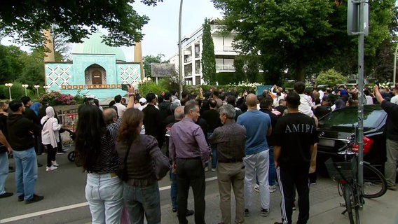 Etwa 300 Menschen nehmen an einem Protestgebet vor der Blauen Moschee in Hamburg teil. © NDR 