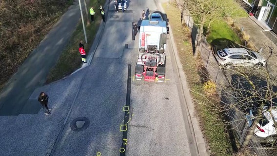 Bei einem Unfall mit einem LKW ist ein Mann überrollt worden. © Screenshot TVNK 