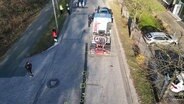 Bei einem Unfall mit einem LKW ist ein Mann überrollt worden. © Screenshot TVNK 