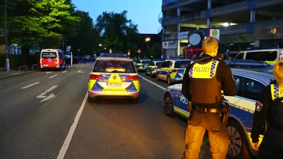 Polizeikräfte im Einsatz in Hamburg-Jenfeld. © NEWS5 