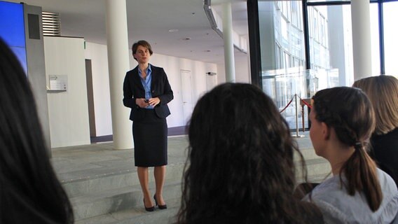 Julia Ritter präsentiert den Internationalen Seegerichtshof in Hamburg vor Studenten © NDR Foto: Carolin Fromm