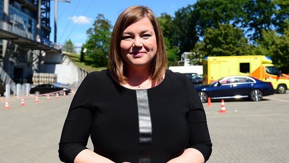 Katharina Fegebank, Zweite Bürgermeisterin der Freien und Hansestadt Hamburg, kommt zu der Trauerfeier für Uew Seeler. © picture alliance/dpa Foto: Daniel Bockwoldt