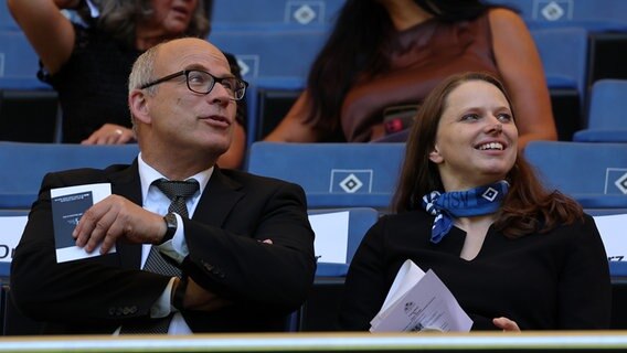 Ties Rabe (SPD, Senator, und Melanie Leonhard (SPD), Senatorin, sitzen vor der Trauerfeier für Uwe Seeler auf der Tribüne. © picture alliance/dpa/dpa Pool | Foto: Christian Charisius