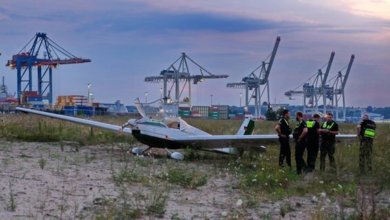 Ein Motorsegelflugzeug nach einer Notlandung in Hamburg-Steinwerder. © HamburgNews 