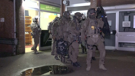 Mehrere Einsatzkräfte der Polizei stehen vor einem Einsatzort in Hamburg. © TV News Kontor 