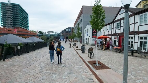 Ein Blick auf den neuen Serrahn-Platz in Bergedorf. © NDR 