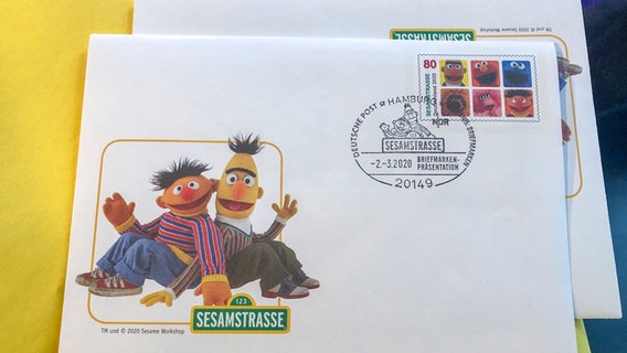 Ein Sonderumschlag der Deutschen Post mit der Sesamstraßen-Sonderbriefmarke sowie einer Abbildung von Ernie und Bert unten links. © NDR Foto: Anna Rüter