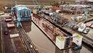 Blick von oben auf die insolvente Pella Sietas Werft mit Schwimmdock. © picture alliance/dpa Foto: Netbid