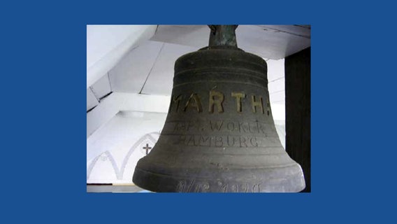 Die Schiffsglocke der "Martha", die in der Kirche in Strönd hängt.  