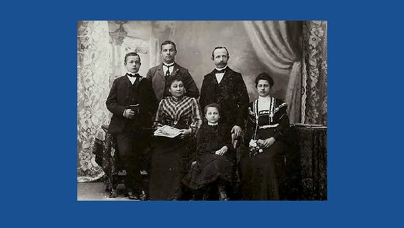Familienfoto mit sechs Personen, die dritte von links ist Catharina Dorothea Silck.  
