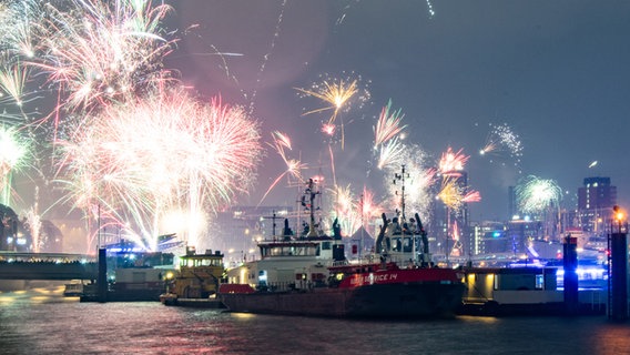 Feuerwerkskörper explodieren über der Kulisse des Hamburger Hafens. © picture alliance/Axel Heimken/dpa Foto: Axel Heimken