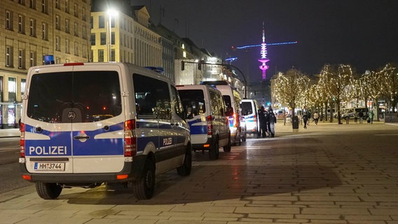 Die Polizei ist zu Silvester 2020 am Jungfernstieg in Hamburg im Einsatz, um die Einhaltung des Feuerwerksverbotes und des Alkoholverotes zu kontrollieren. © dpa 