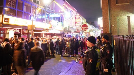 Polizeibeamte auf der Großen Freiheit in der Silvesternacht im Hamburger Stadtteil St. Pauli. © picture alliance / dpa Foto: Marcus Brandt