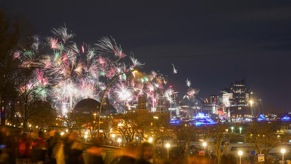 Feuerwerk über Hamburg. © picture alliance / dpa Foto: Marcus Brandt